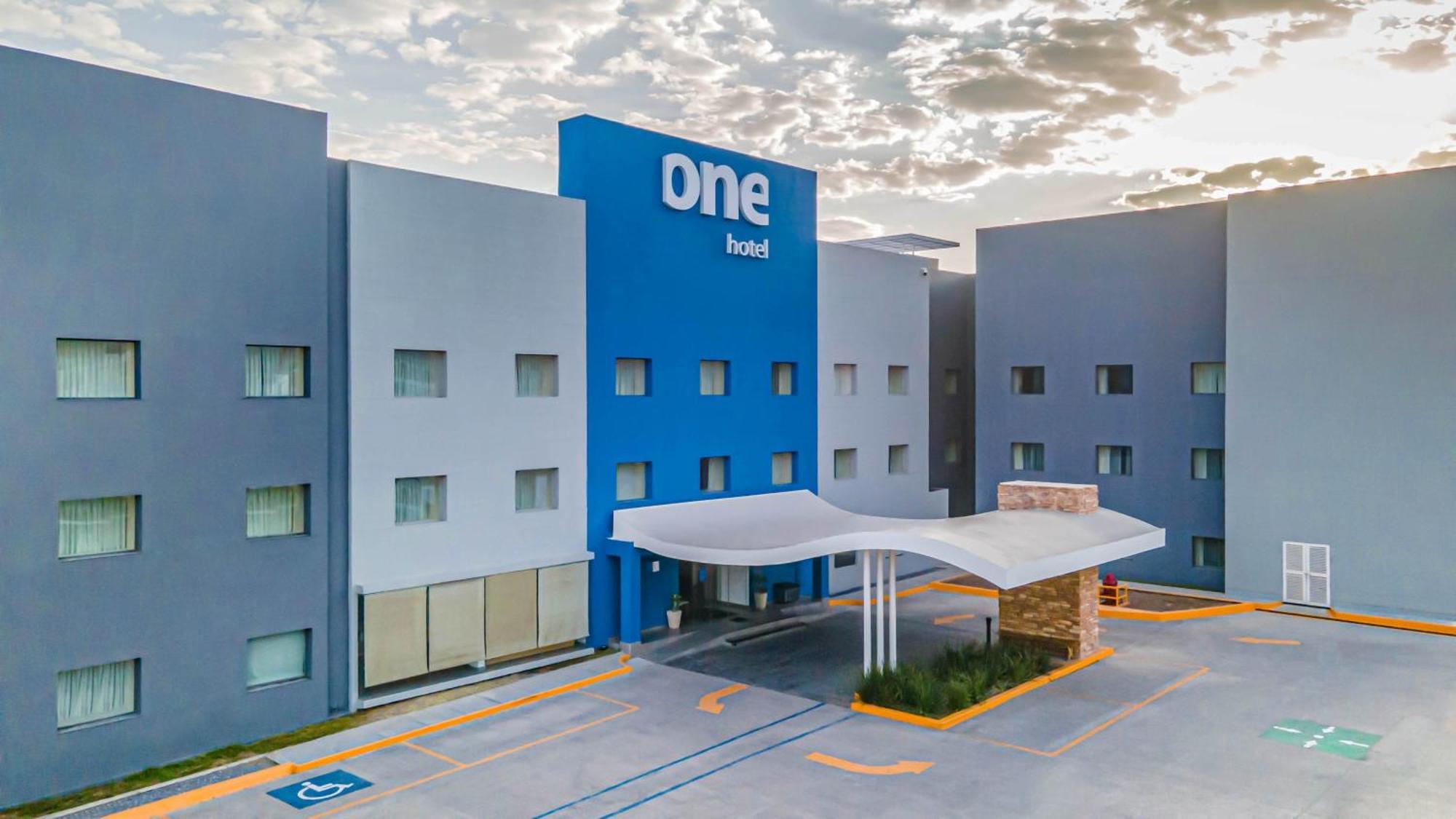One Saltillo Aeropuerto Exterior photo